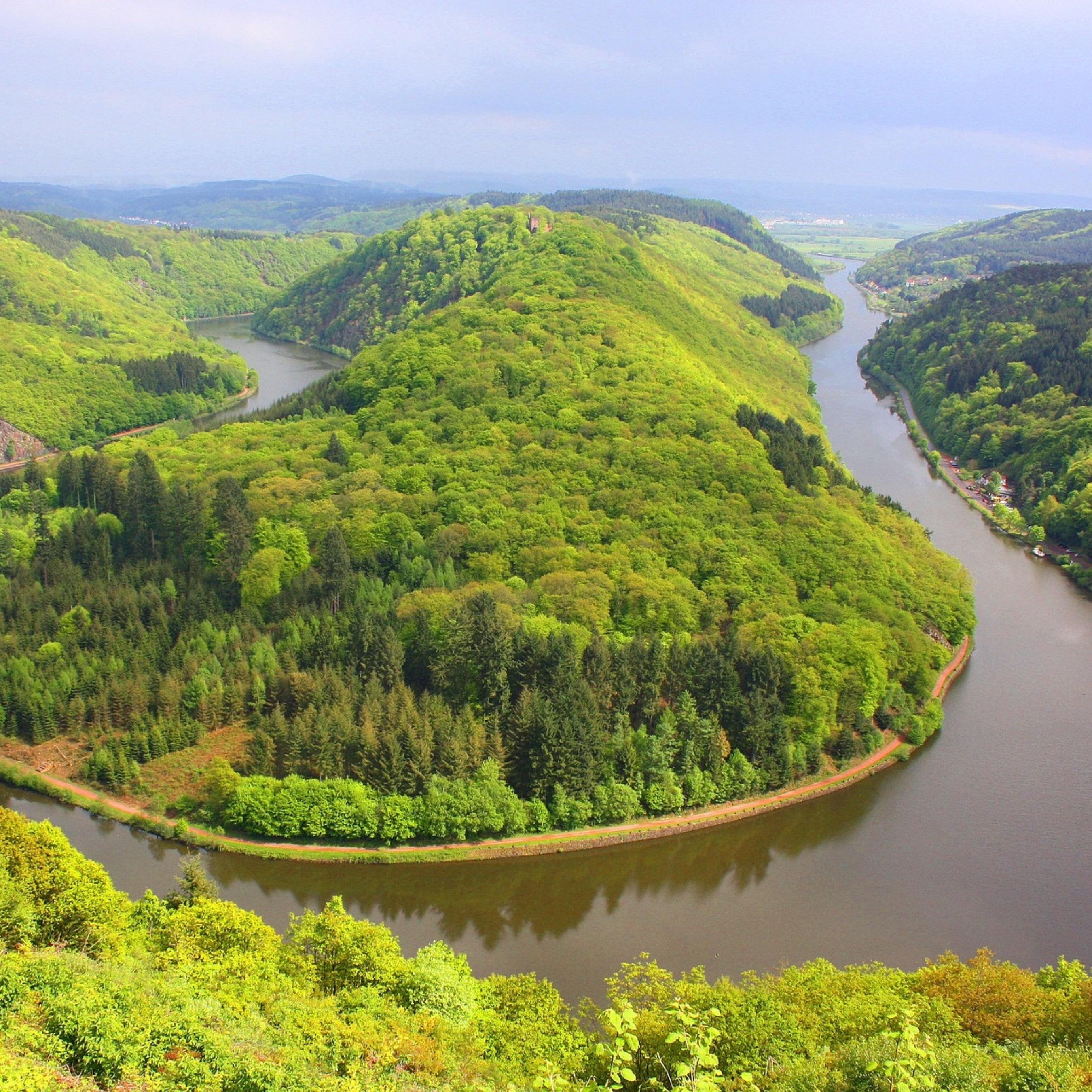 Ein atemberaubendes Bild der Saarschleife. Das Bild symbolisiert die Entwicklung unserer Produkte im Saarland und die natürliche Schönheit unserer Heimatregion.